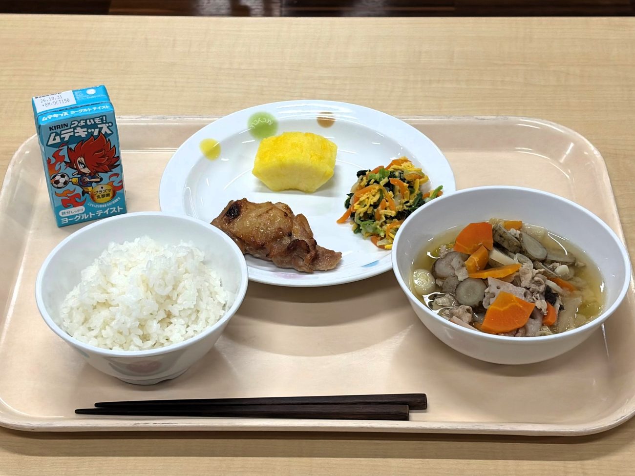 成蹊小学校で提供された給食。継続的な施設給食への導入が初となる「キリン つよいぞ！ムテキッズ」が添えられた