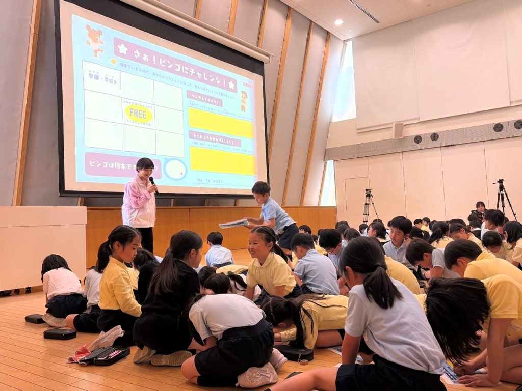 成蹊小学校で開かれたワークショップ。児童はビンゴ形式で健康習慣について考えた