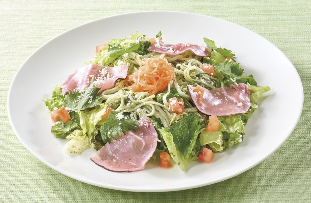 秋田無限堂 稲庭うどん 炙り生ハムと大葉のジェノベーゼ風サラダうどん