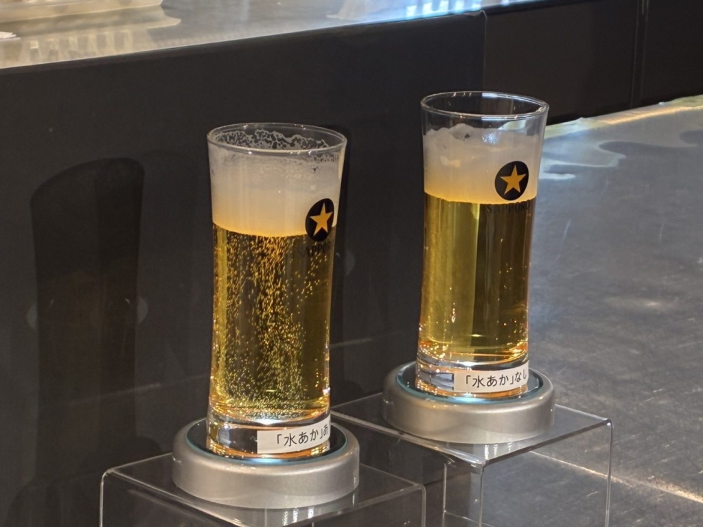 同製品で洗浄したグラス(右)と水あかの残るグラス(左)