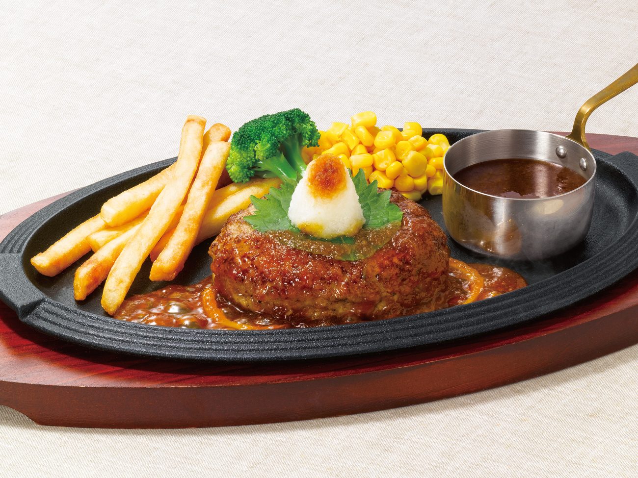 あつあつ鉄板和⾵ハンバーグ （おろし醤油ソース） 1,030円（税込1,133円）