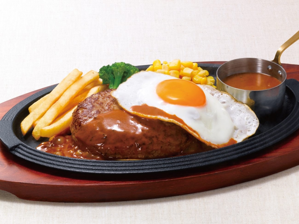 ⿊×⿊ハンバーグ （ブラウンバターソース⽬⽟焼き付／ガーリッククリームソース） 250g 1,880円（税込2,068円）