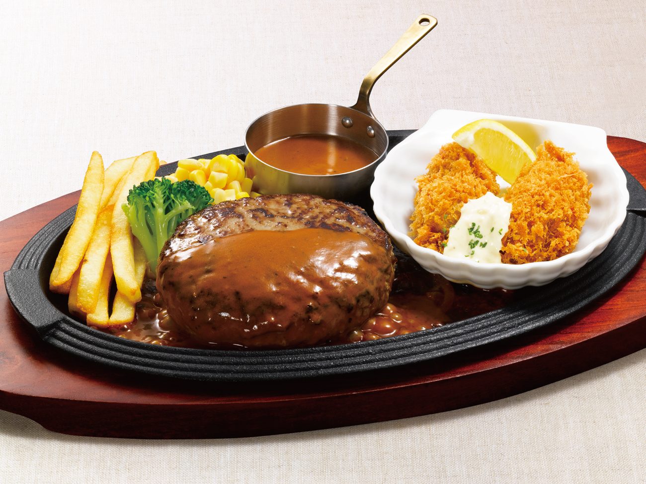 ⿊×⿊ハンバーグ＆牡蠣フライ （ブラウンバターソース） 2,080円（税込2,288円）