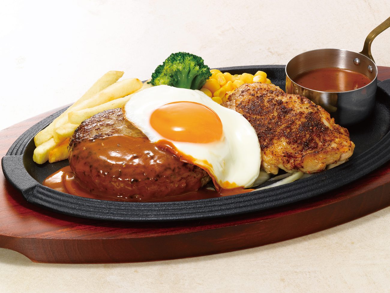 ⿊×⿊ハンバーグ＆スパイシーチキン （ブラウンバターソース⽬⽟焼き付） 1,930円（税込2,123円）