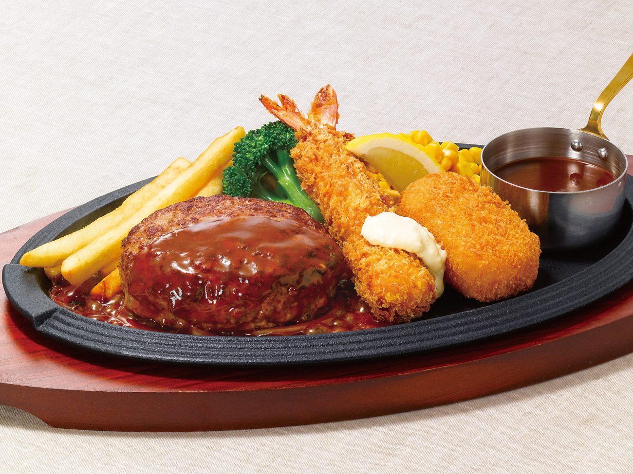 ハンバーグ＆天然海⽼フライと紅ずわい蟹のクリームコロッケ （ドミグラスソース） 1,730円（税込1,903円）