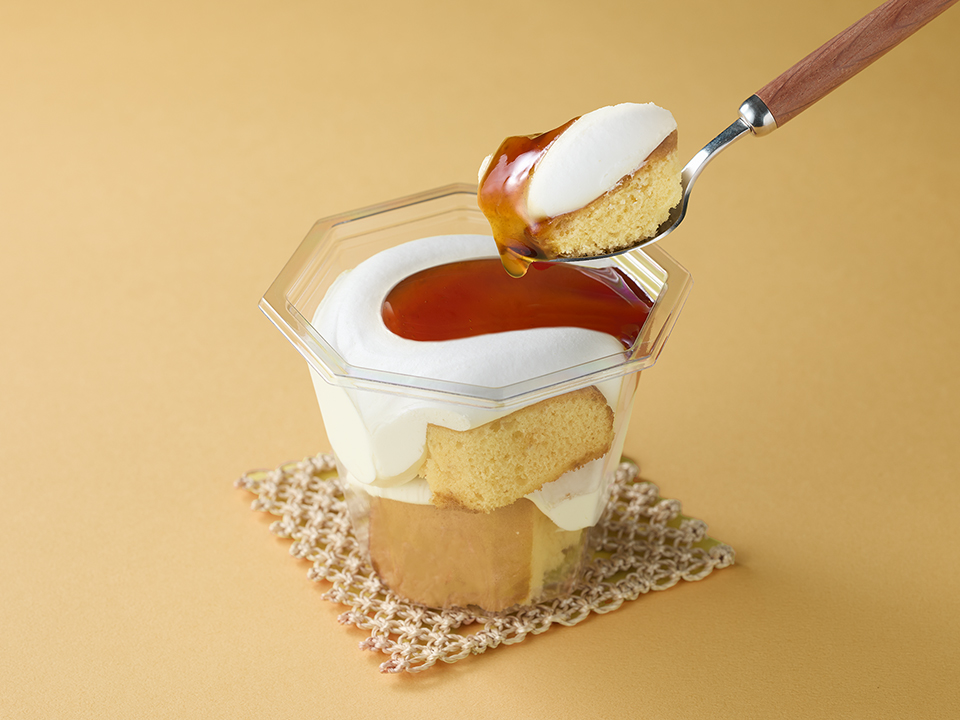 ビターなカラメルソースのほろ苦さがアクセント