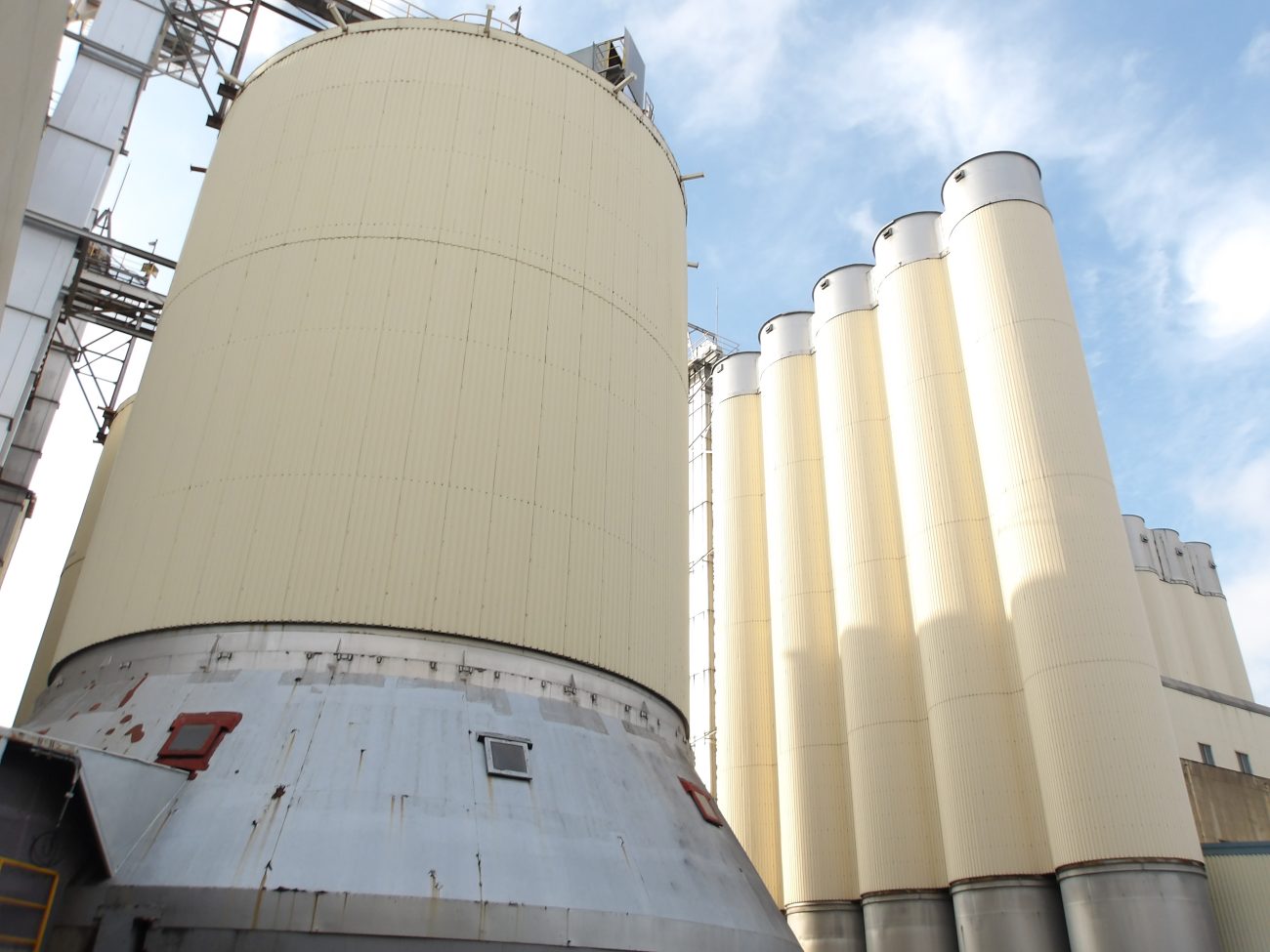 1万4,000tの油糧原料を貯蔵できるサイロ