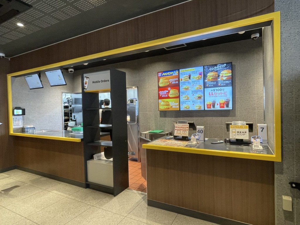 「マクドナルド武蔵境通り井口店」店内カウンター