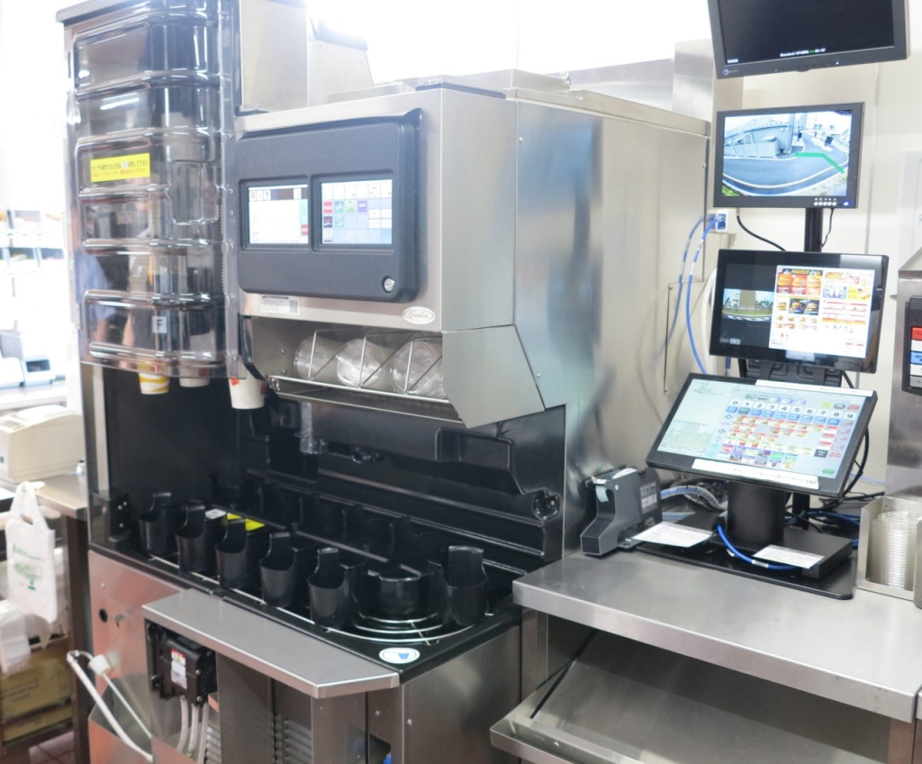 ドライブスルーで注文入ったドリンクを自動で注ぐ機器