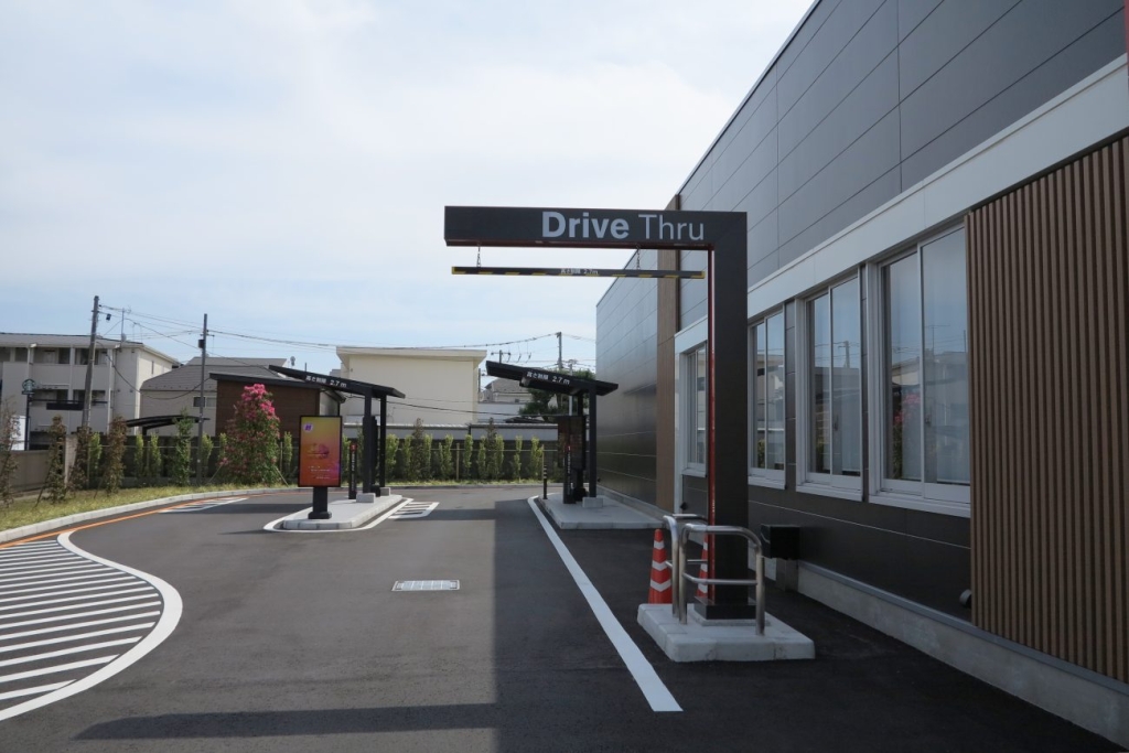 ドライブスルー注文レーンは2か所設置(マクドナルド武蔵境通り井口店)