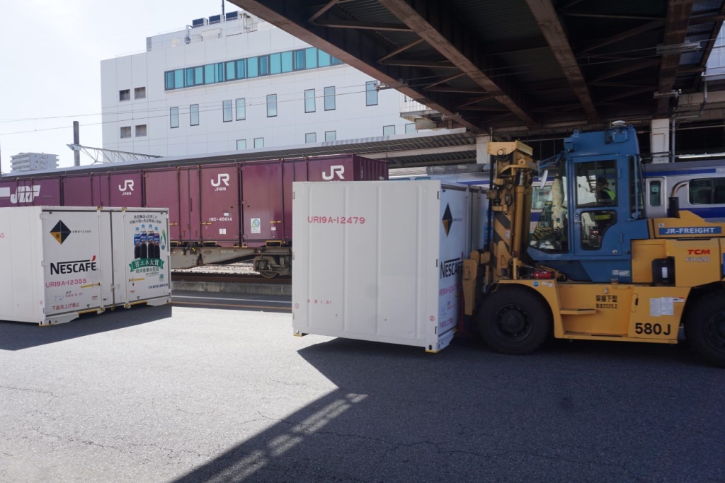 ボトルコーヒーの東北方面への安定供給に向け定期貨物鉄道を活用
