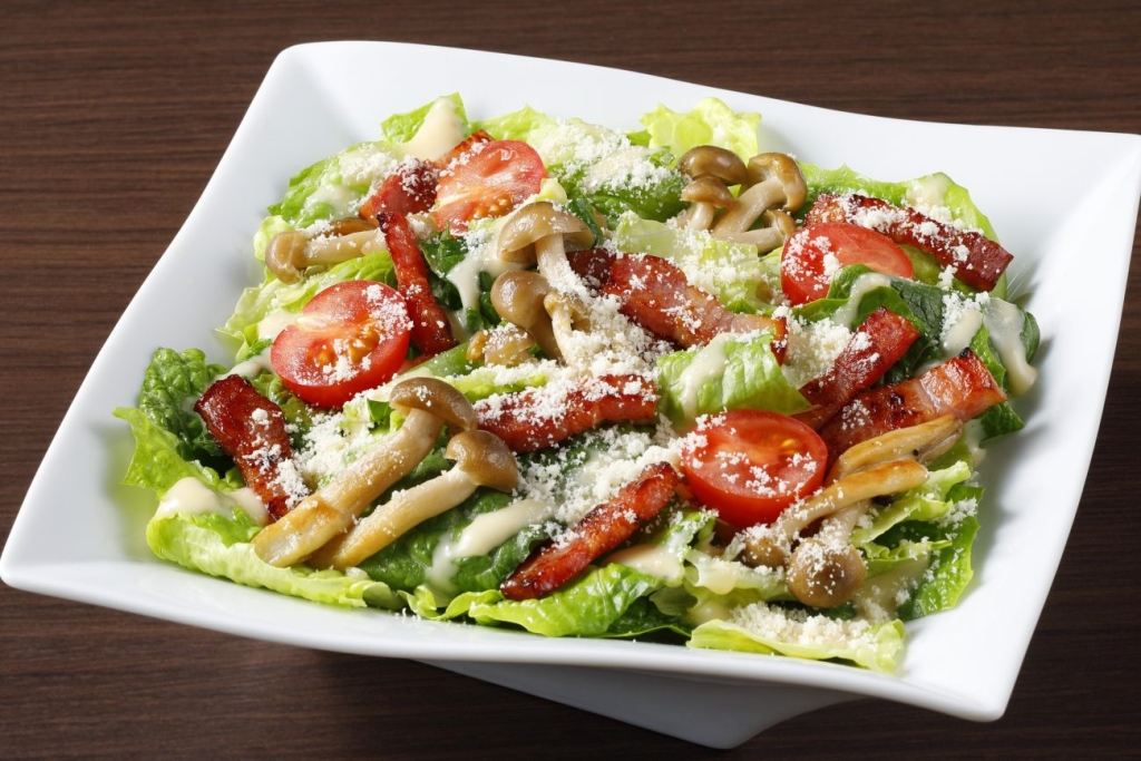 きのことベーコンのシーザーサラダ