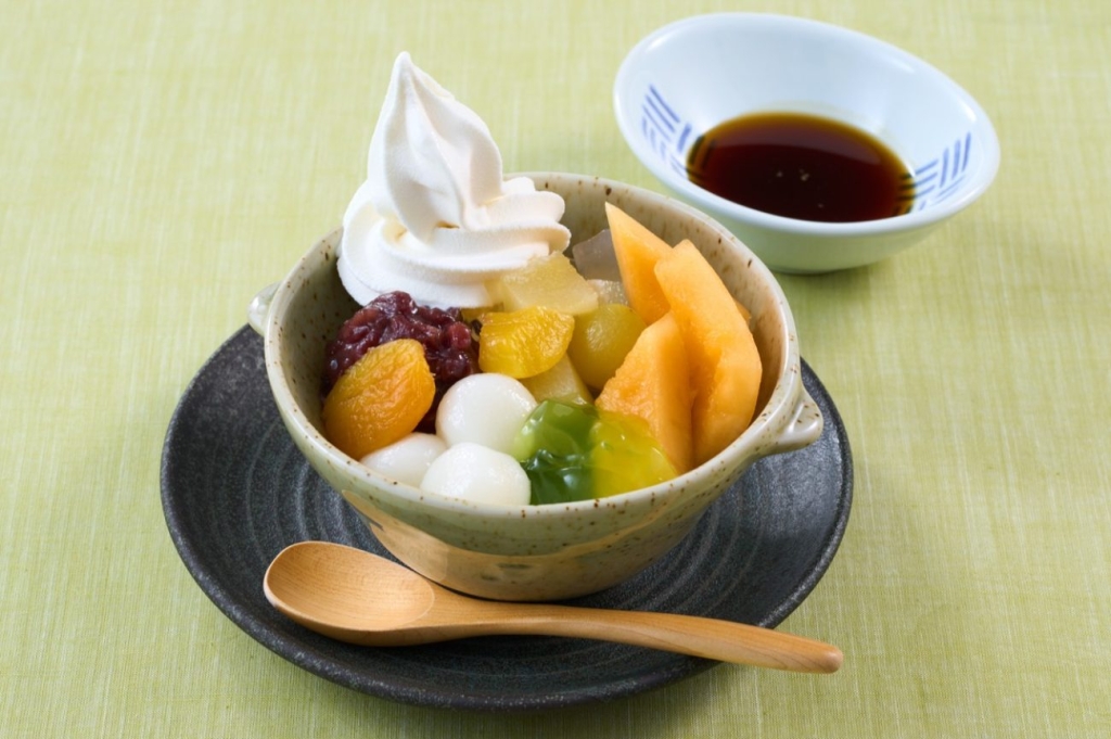 「赤肉メロンのソフト白玉あんみつ」(税込824円)