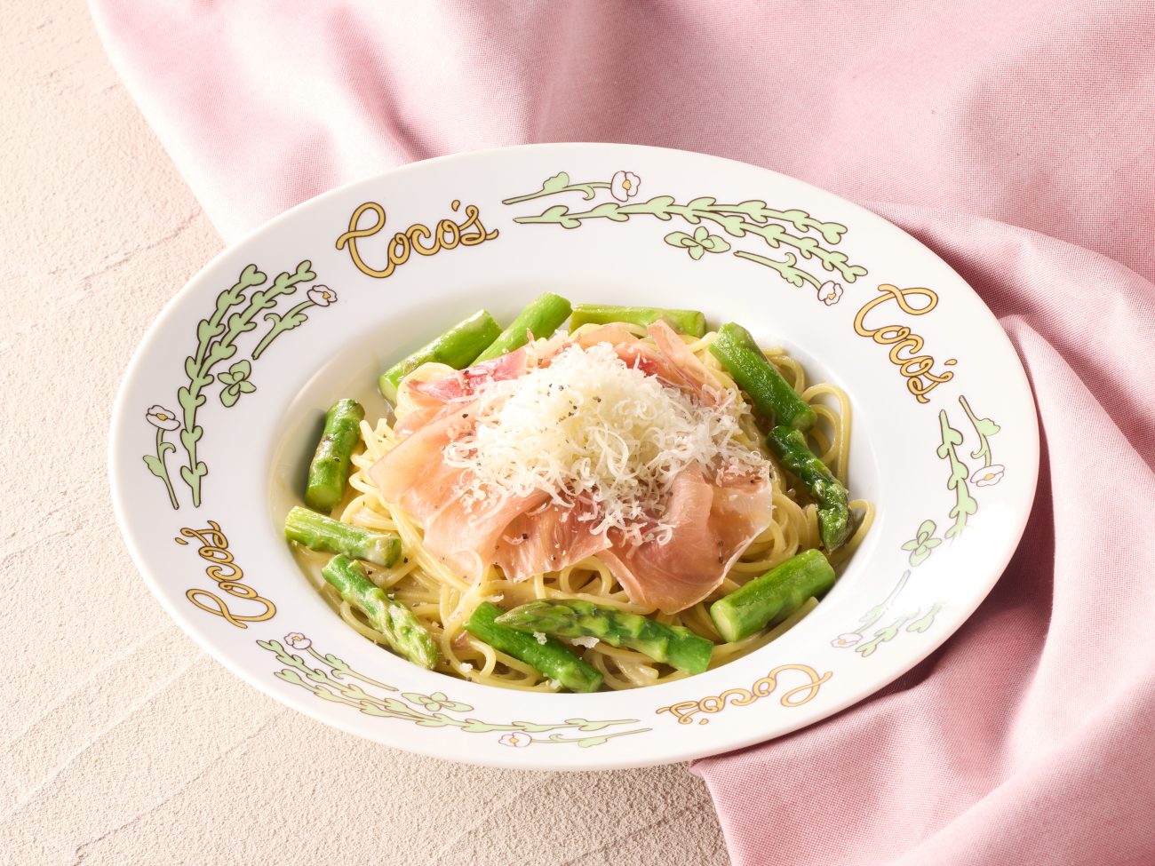 熟成生ハムとアスパラのトリュフ香るクリームパスタ