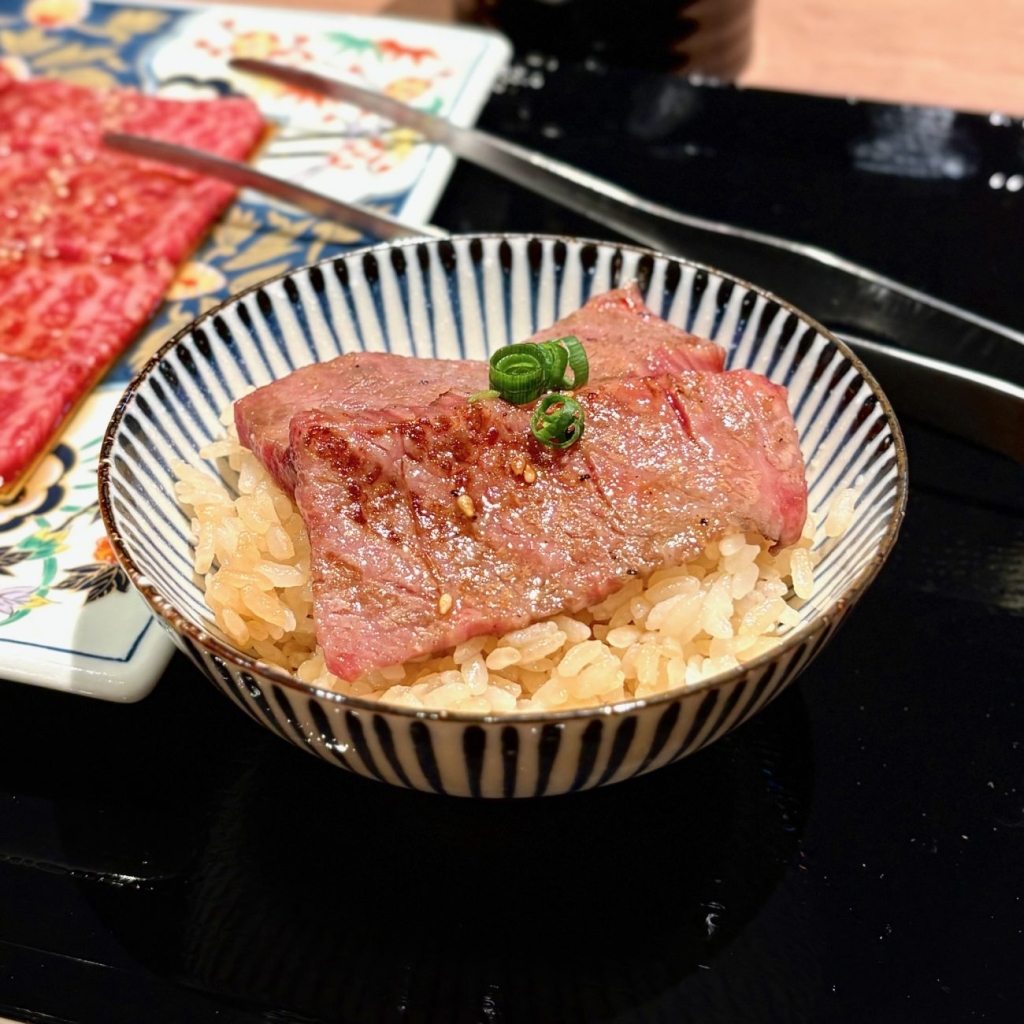 まずは、香ばしく焼いたお肉とご飯を一緒に