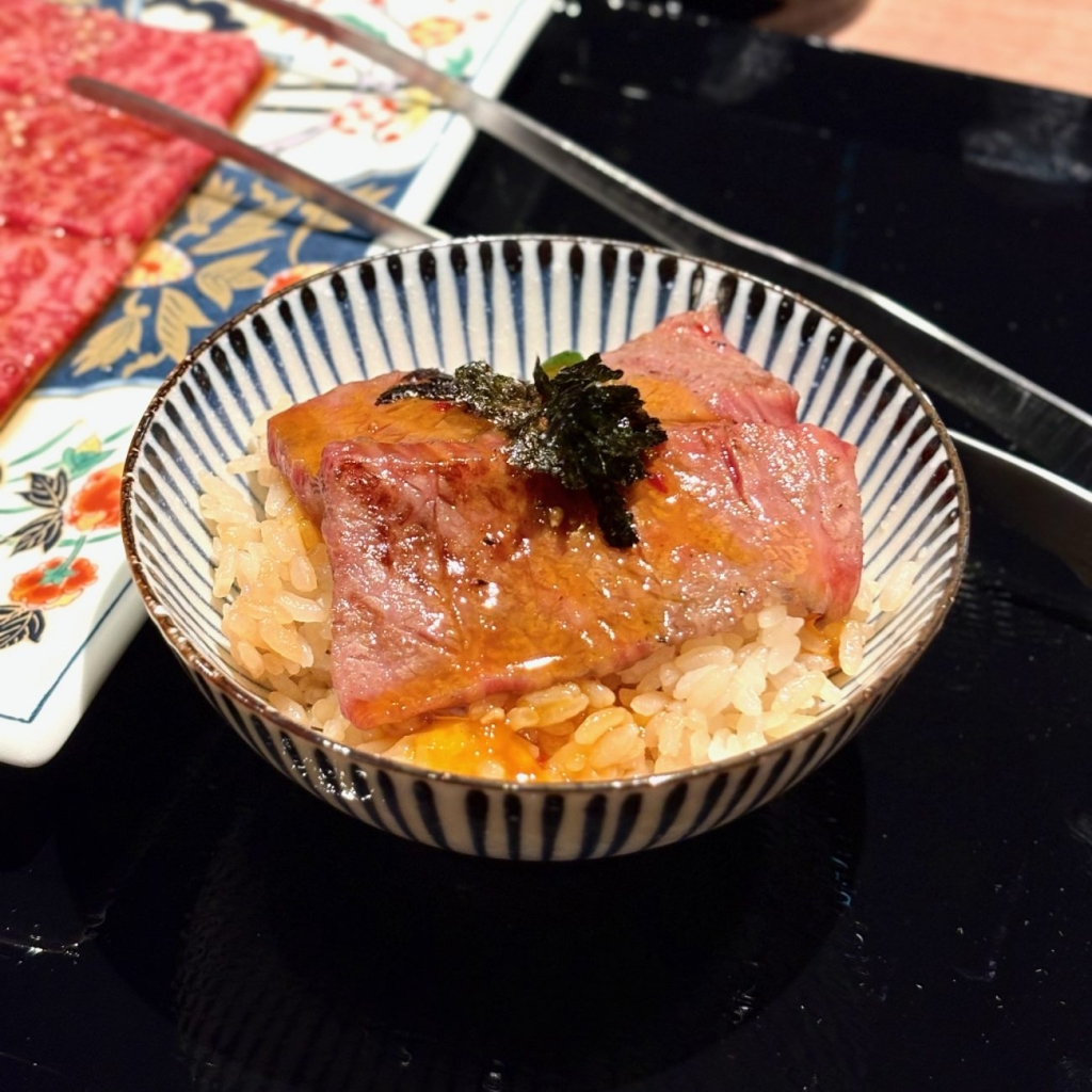 卵黄ソースを絡めて味の変化を楽しむ