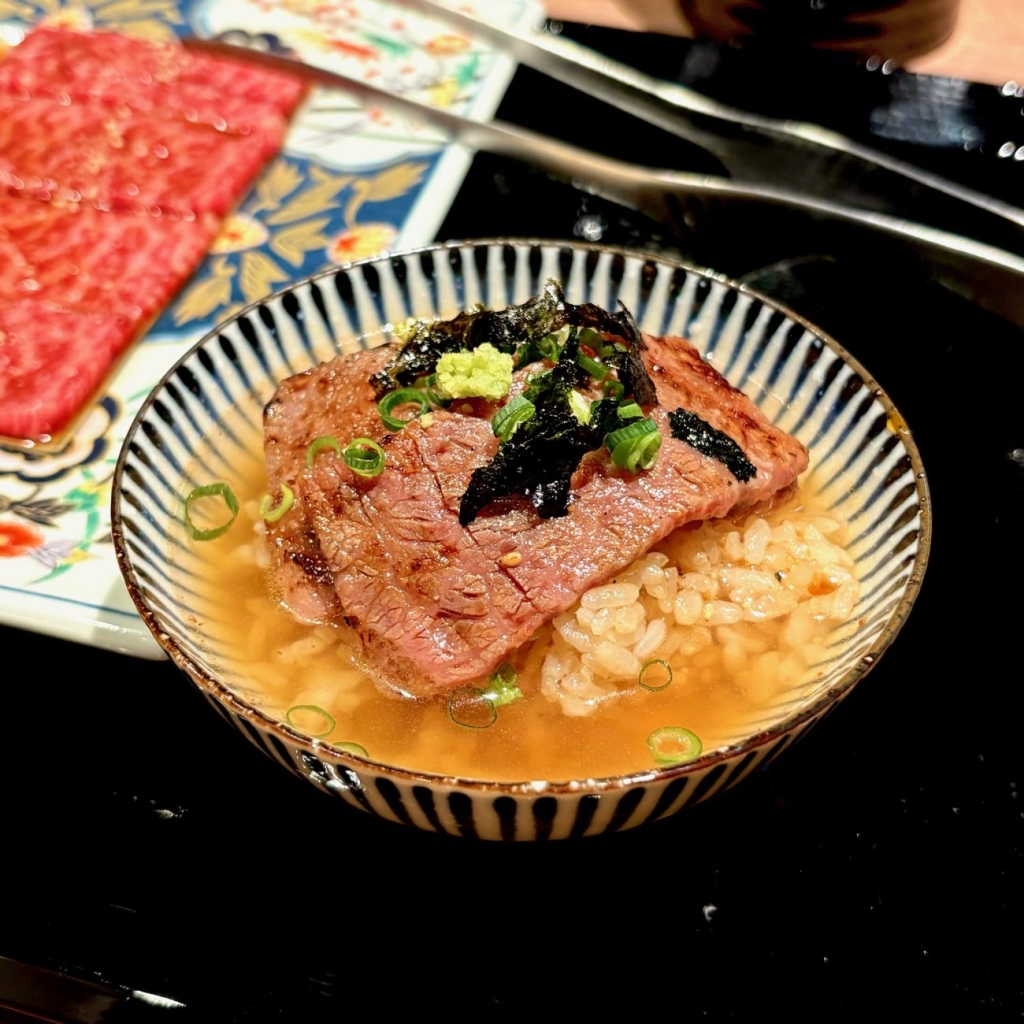 出汁をかけ、薬味とともにあっさりと“牛ひつまぶし風”に