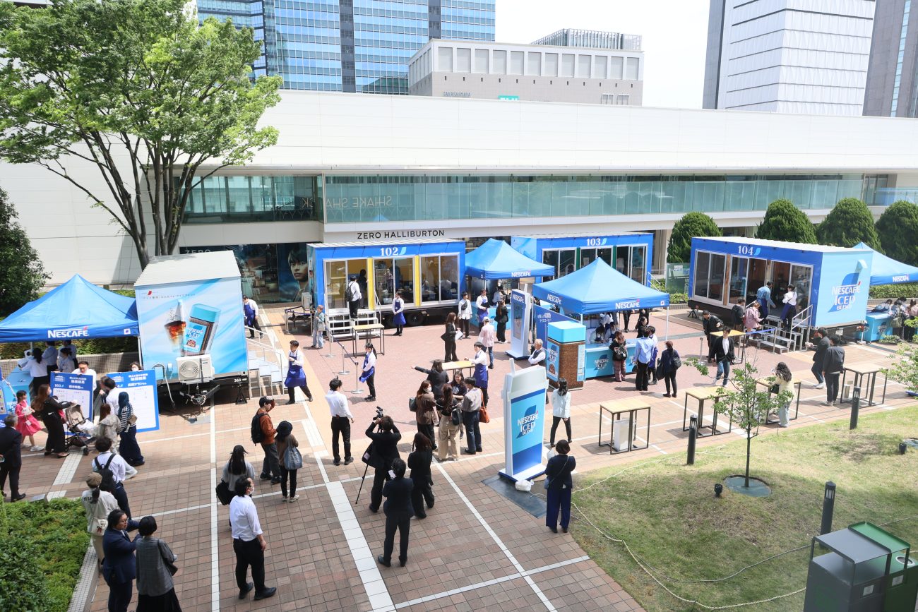 「NESCAFÉ APARTMENT #隣人と溶けるアイスコーヒー」イベントの様子（新宿サザンテラス）