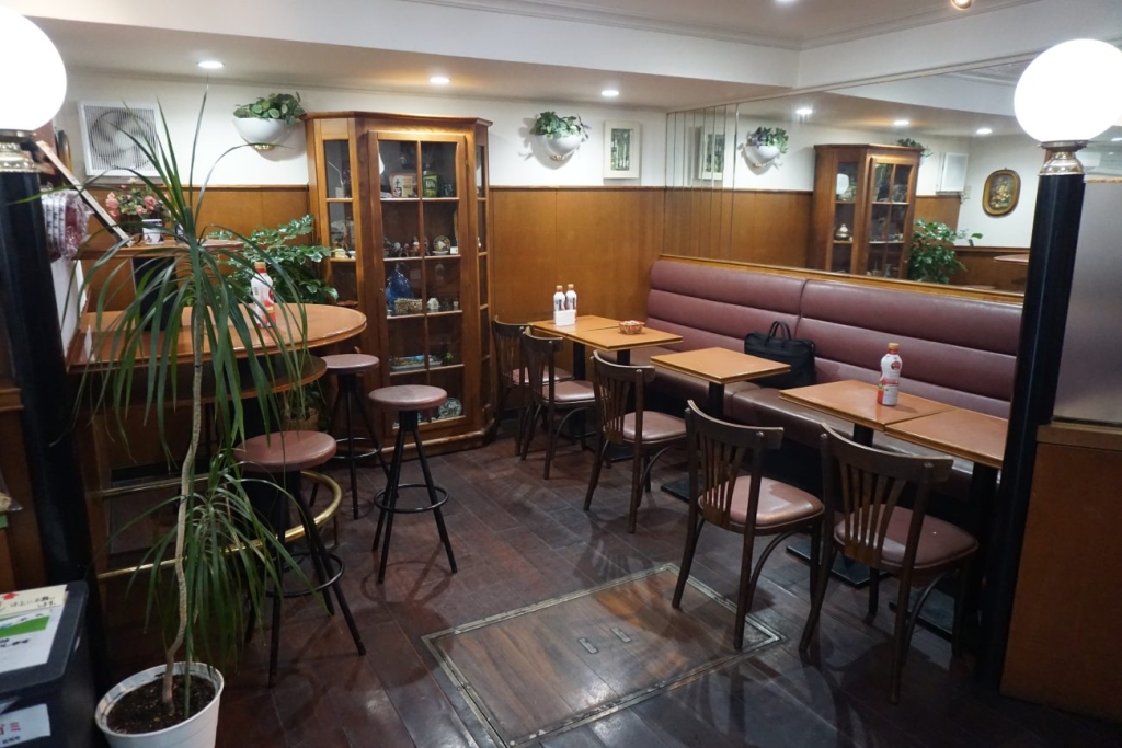 「丼丸　四ツ木店」　イートインコーナー