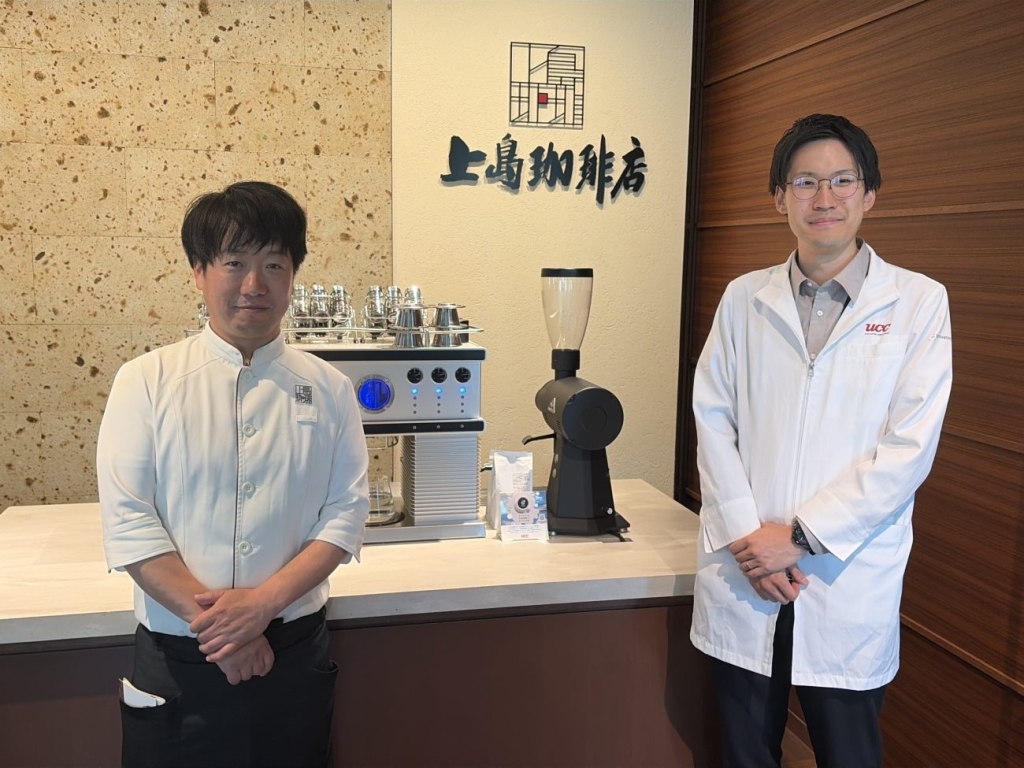 Woven City内にある「上島珈琲店」（左から）吉川店長と出原主任