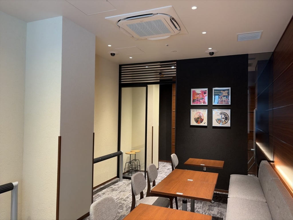 「上島珈琲店」で実証実験が行われているスペース、Woven by Toyotaのカメラを4台設置、プライバシーの配慮に対応