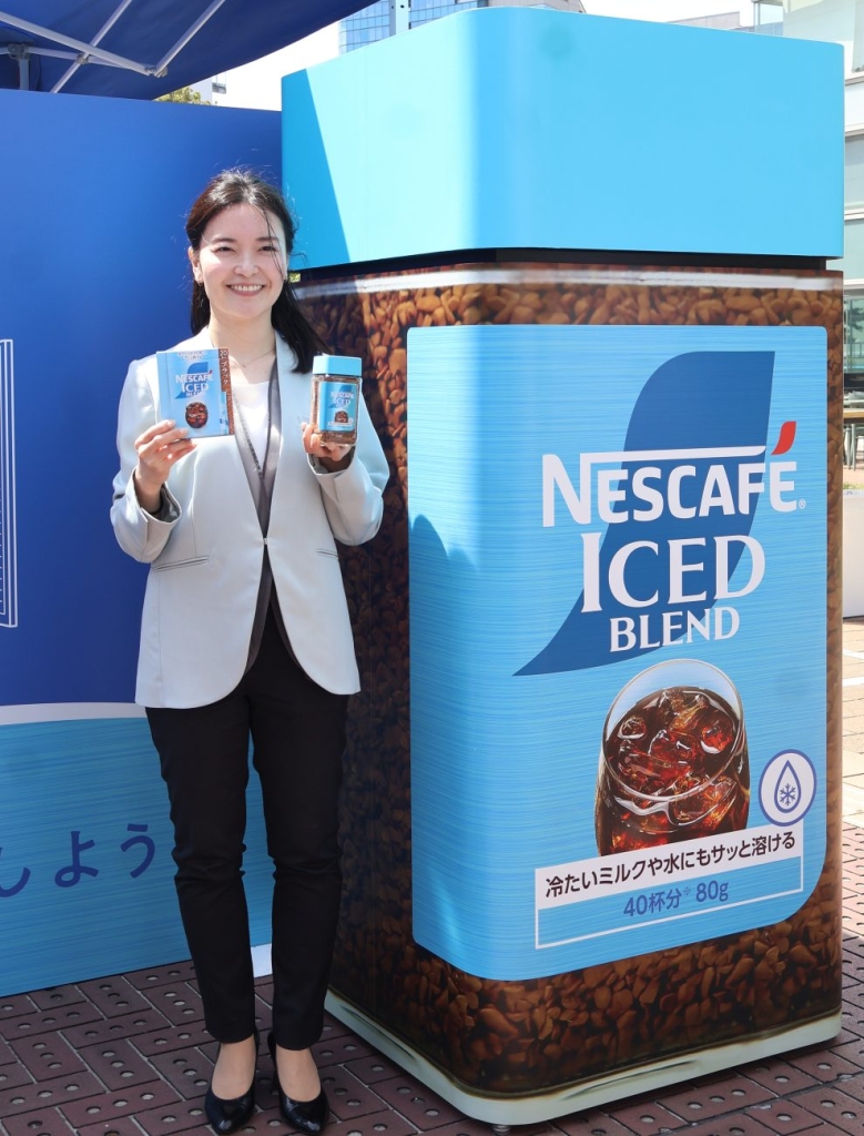 「ネスカフェ アイスブレンド」を紹介する尾崎氏
