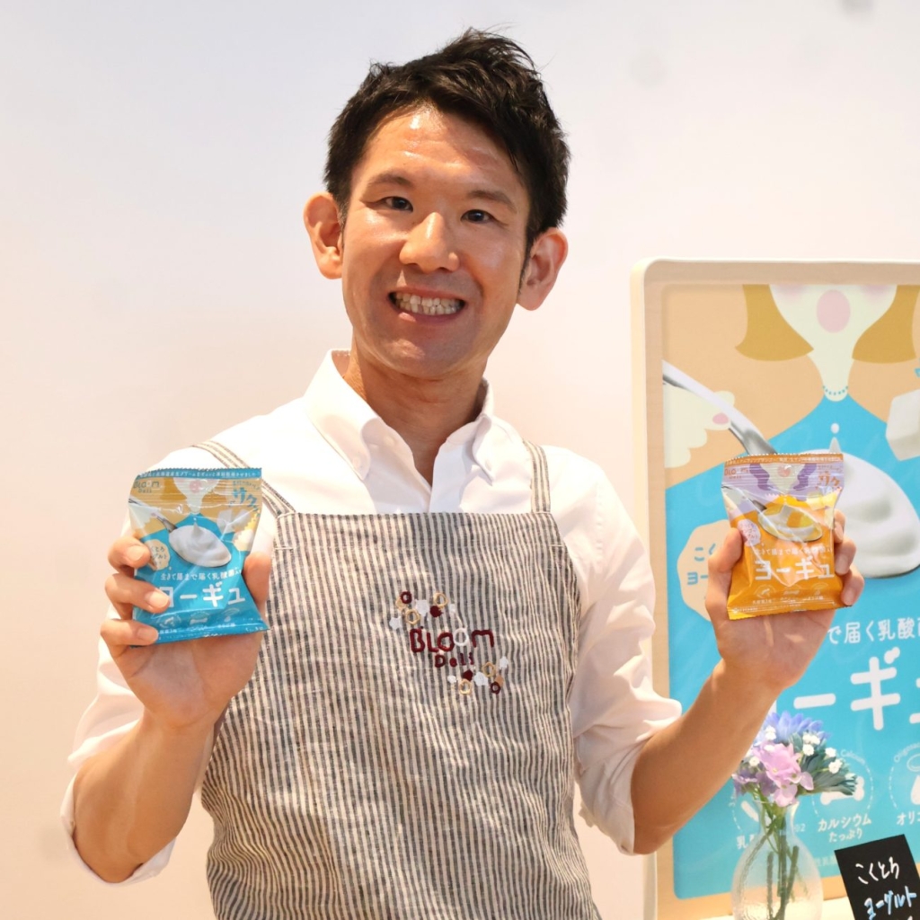 「ヨーグルトの価値を再構築したお菓子」と紹介する塚本氏