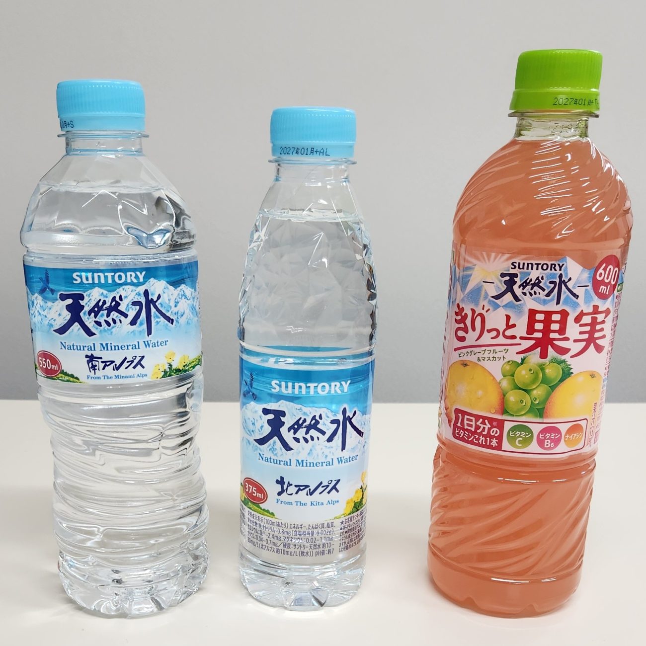 「サントリー天然水」550ml/375ml、「サントリー天然水 きりっと果実 ピンクグレープフルーツ&マスカット」600ml