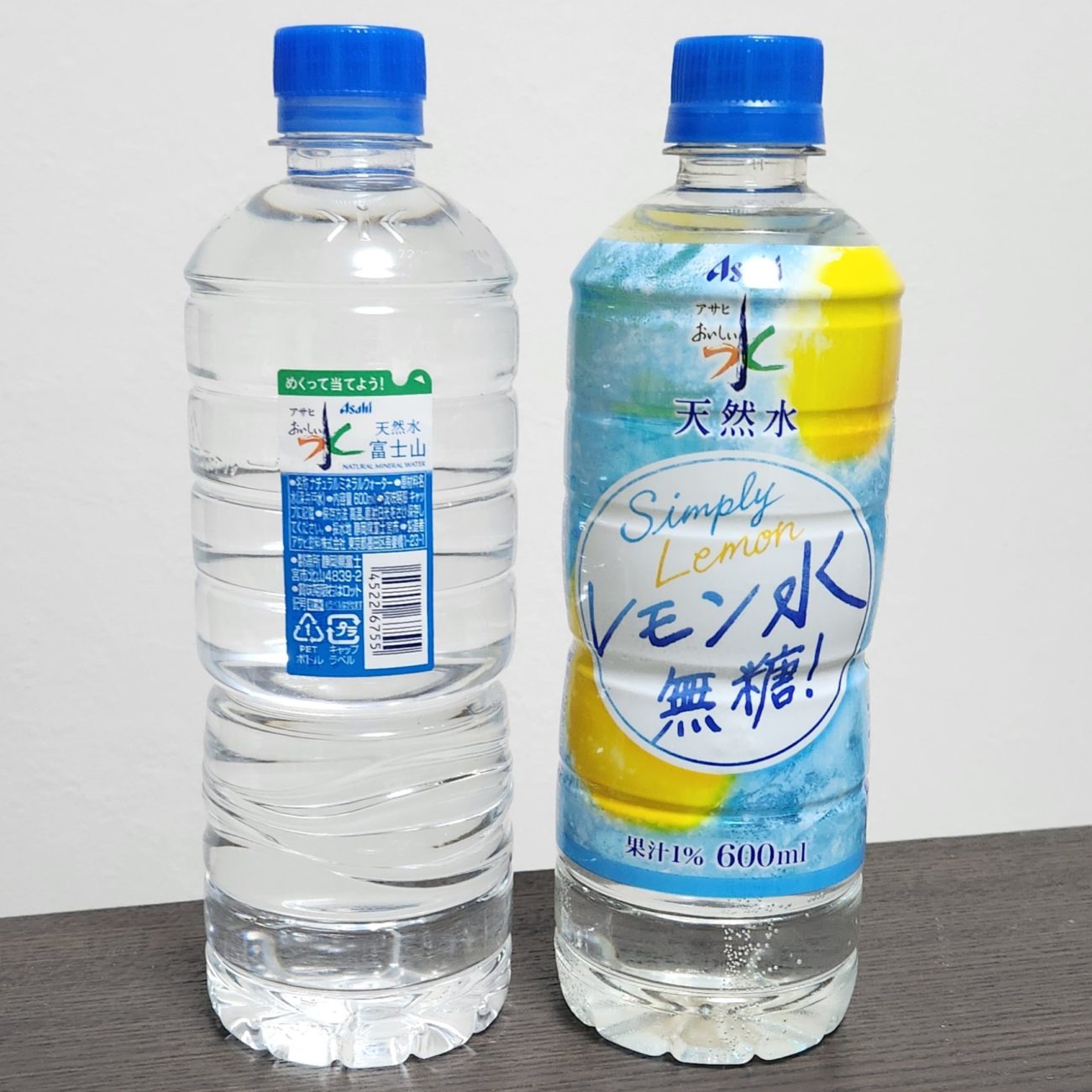 （左から）「アサヒ おいしい水 天然水 シンプルecoラベル」、「アサヒ おいしい水 天然水 レモン水 無糖」