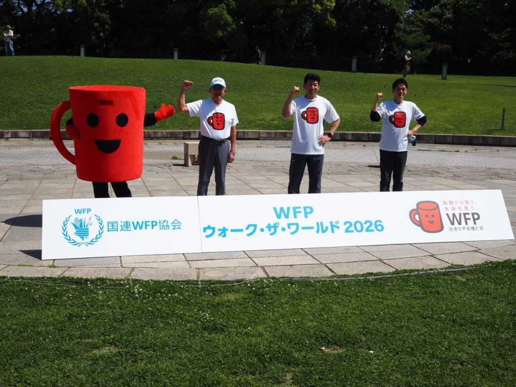左端は学校給食支援に使われている赤いカップをモチーフにしたキャラクター「レッドカップちゃん」、その隣から安藤会長、三浦氏、山中市長
