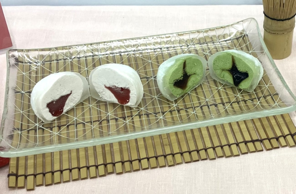 「苺クリームのアイスわらび餅 ～あまおうソース入り～」、「抹茶クリームのアイスわらび餅 ～黒蜜（くろみつ）ソース入り～」
