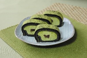 Uchi Café×森半 お餅で巻いた濃い抹茶もち食感ロール 4枚入(税込376円)
