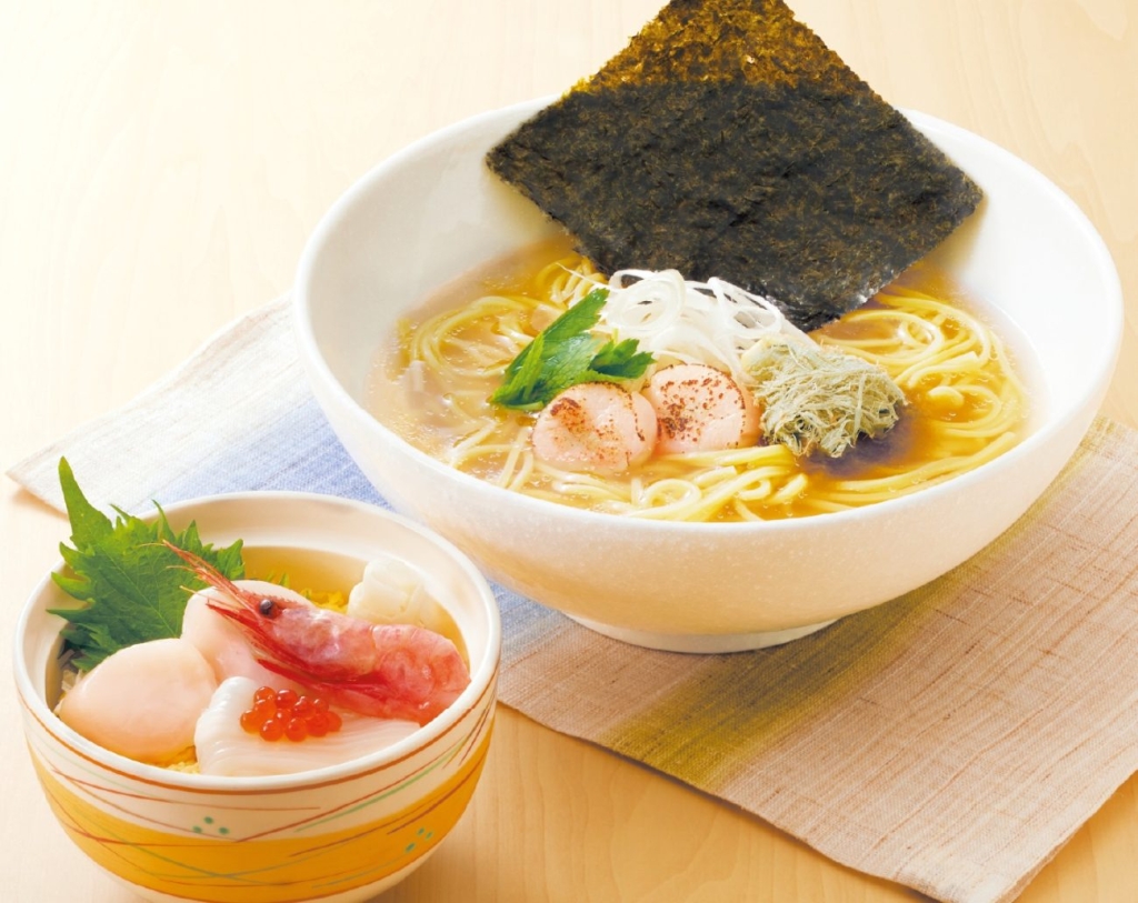 帆立塩ラーメンとミニ北海海鮮ちらし 税込1,868円