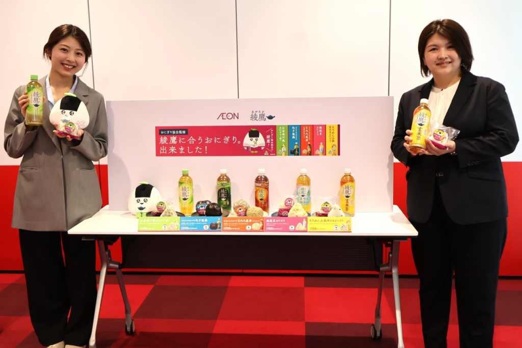 「綾鷹」に合うイオン限定おにぎりを紹介する高村氏(左)と平尾氏
