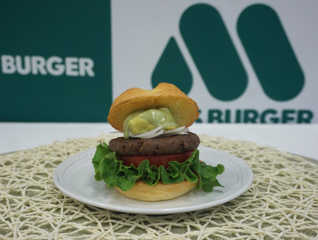 「米粉入りバンズのアボカドバジルバーガー」