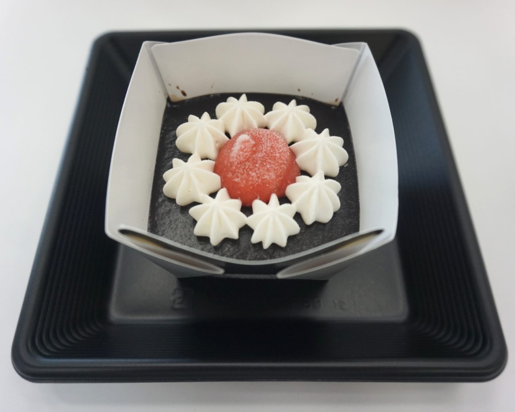 卵・乳・小麦と動物性原料を二次原料までに使用せず作った「アイスドルチェ カップ ショコラ風ムースケーキ」