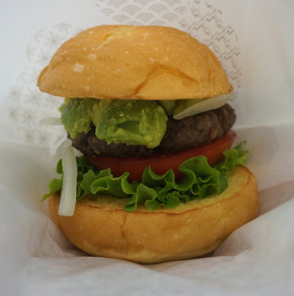 「米粉入りバンズのアボカドバジルバーガー」