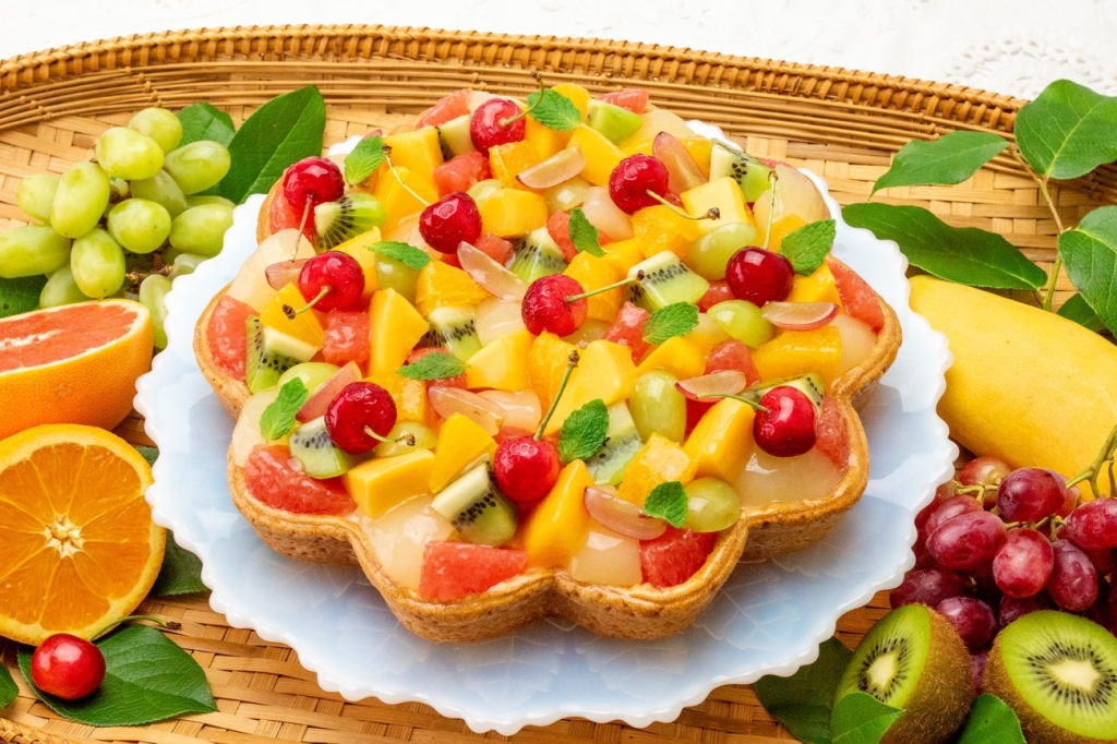 「輪花型 色とりどりのフルーツとチーズムースのタルト」whole (25cm) 16,200円 / whole (17cm) 8,820円
