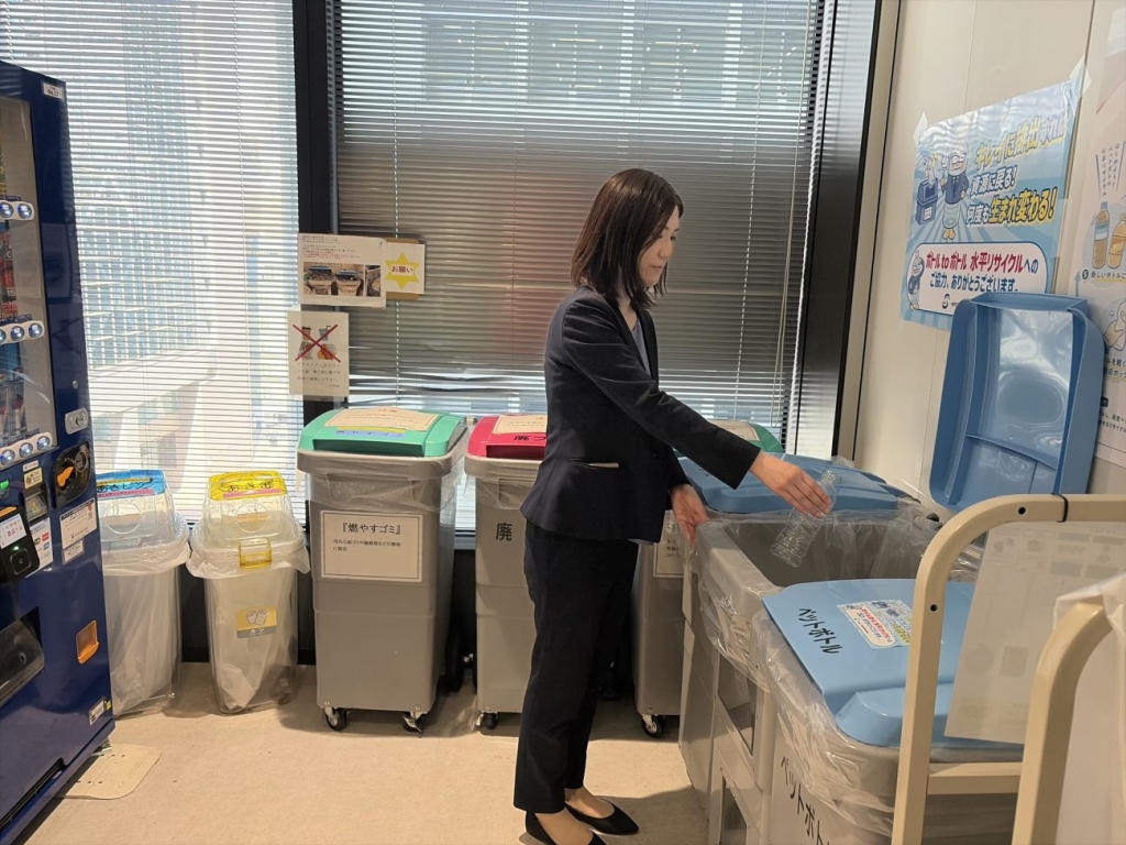 自販機横のリサイクルボックスを撤去し、MUFG管理の回収ボックスに一元化