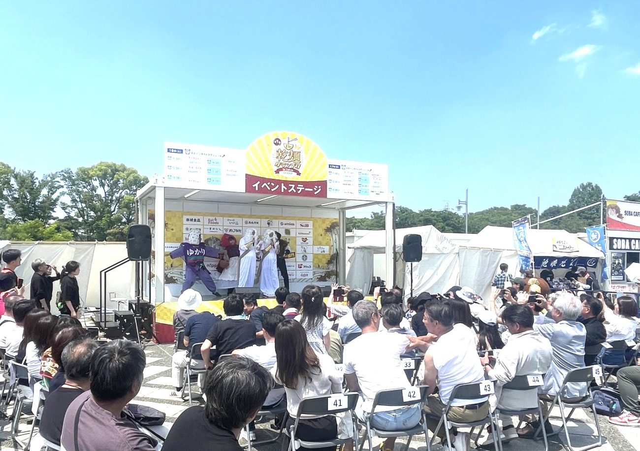 「ひろし劇団」の公演『赤しそずきんちゃん』を大勢が鑑賞