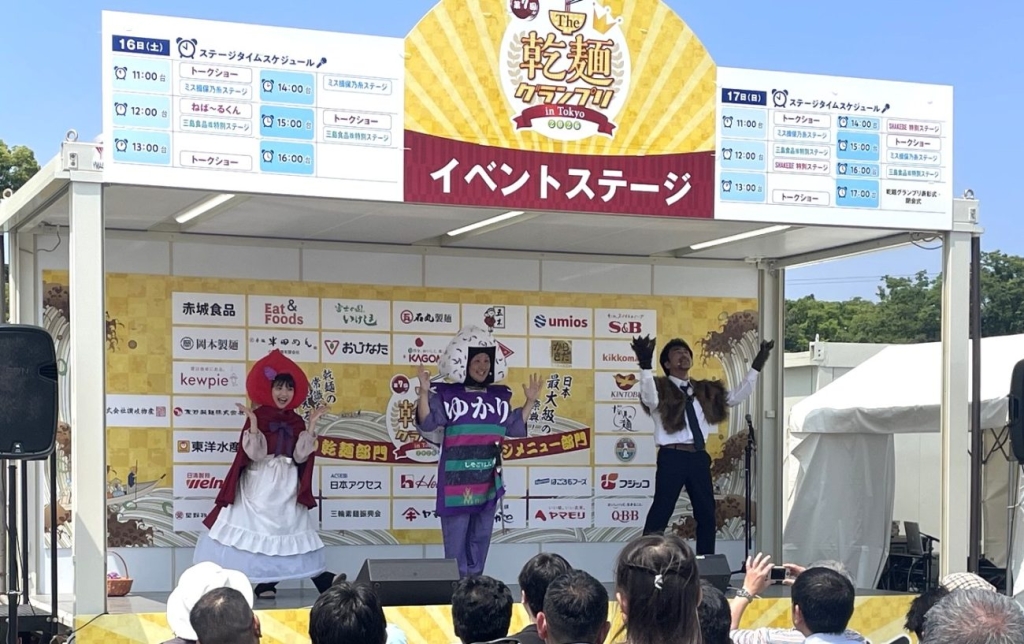 左から、赤しそずきんちゃん、おにぎりマン、オオカミ男ひろし