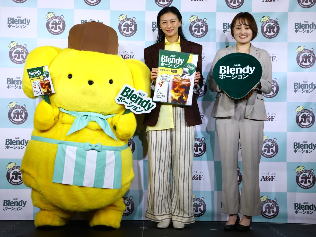 「ブレンディ」ポーションとポムポムプリンのコラボを発表。発表会には榮倉奈々さん（中央）と徳永主任が登壇した