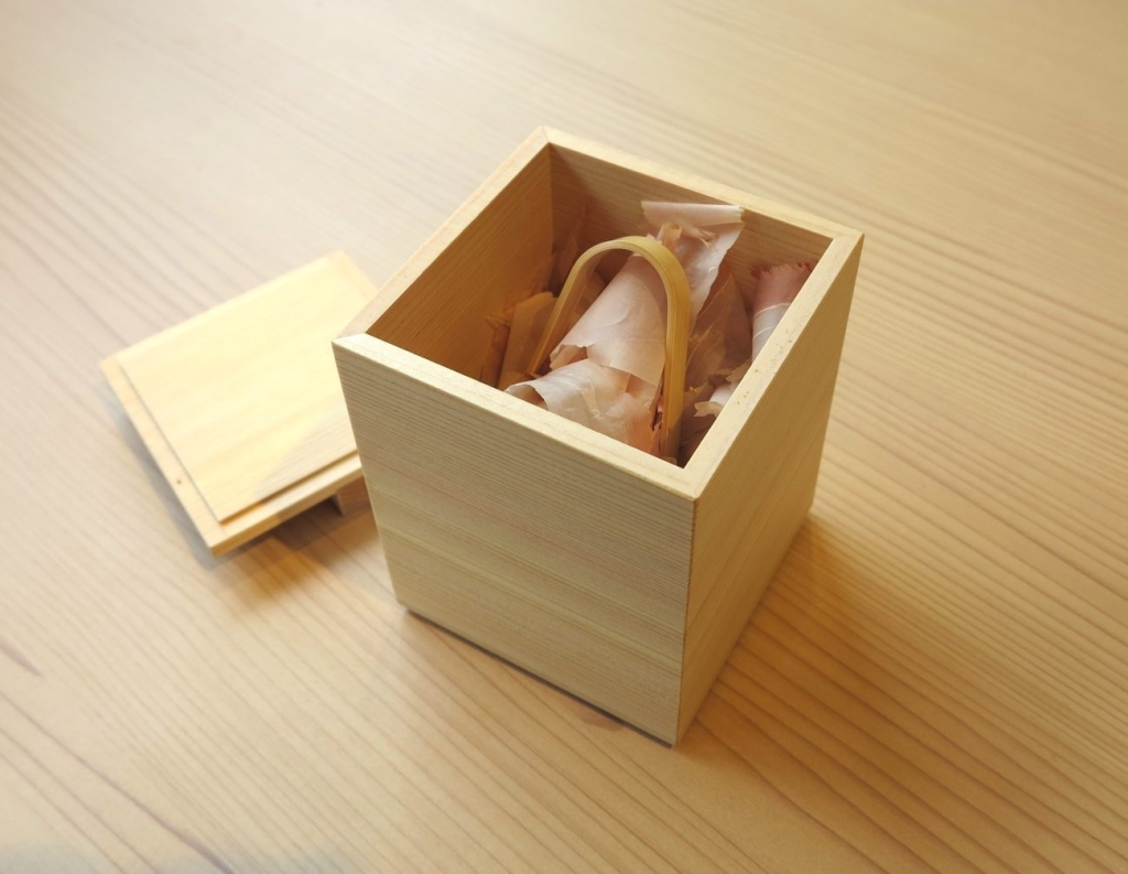 うどんと一緒に提供し、おかわり自由で楽しめる