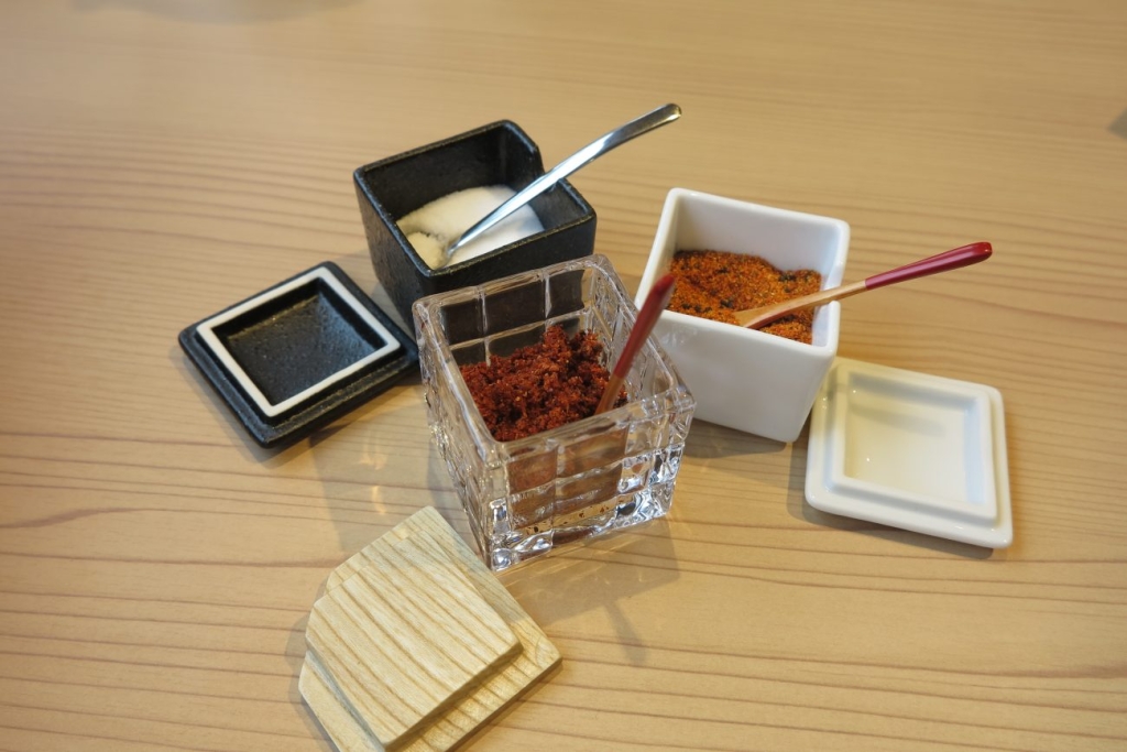 卓上調味料の「塩(天ぷら用)」「七味唐辛子」「特製薫り七味」