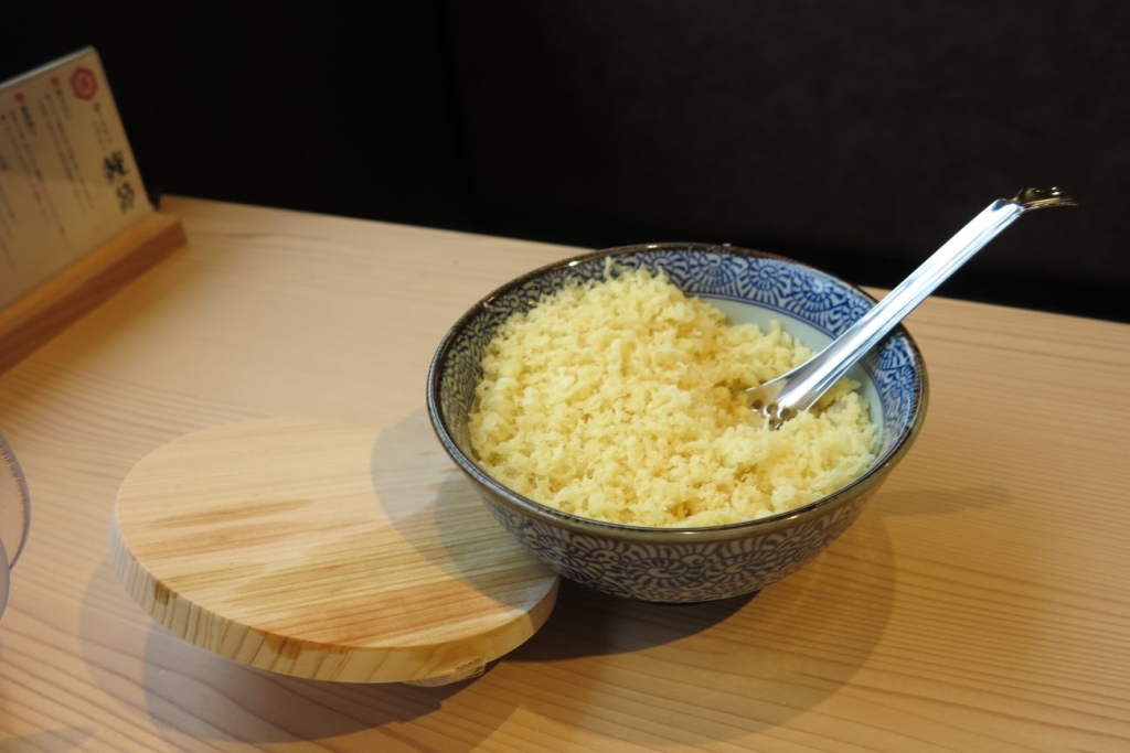 卓上の「天かす」は遠心分離機で油をきっており、サクサク食感を楽しめる