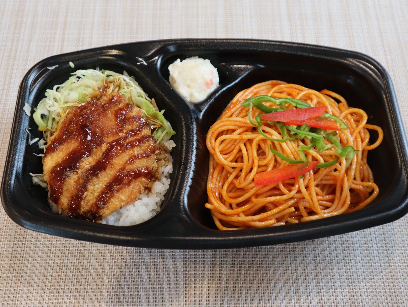 チキンかつナポリタン弁当