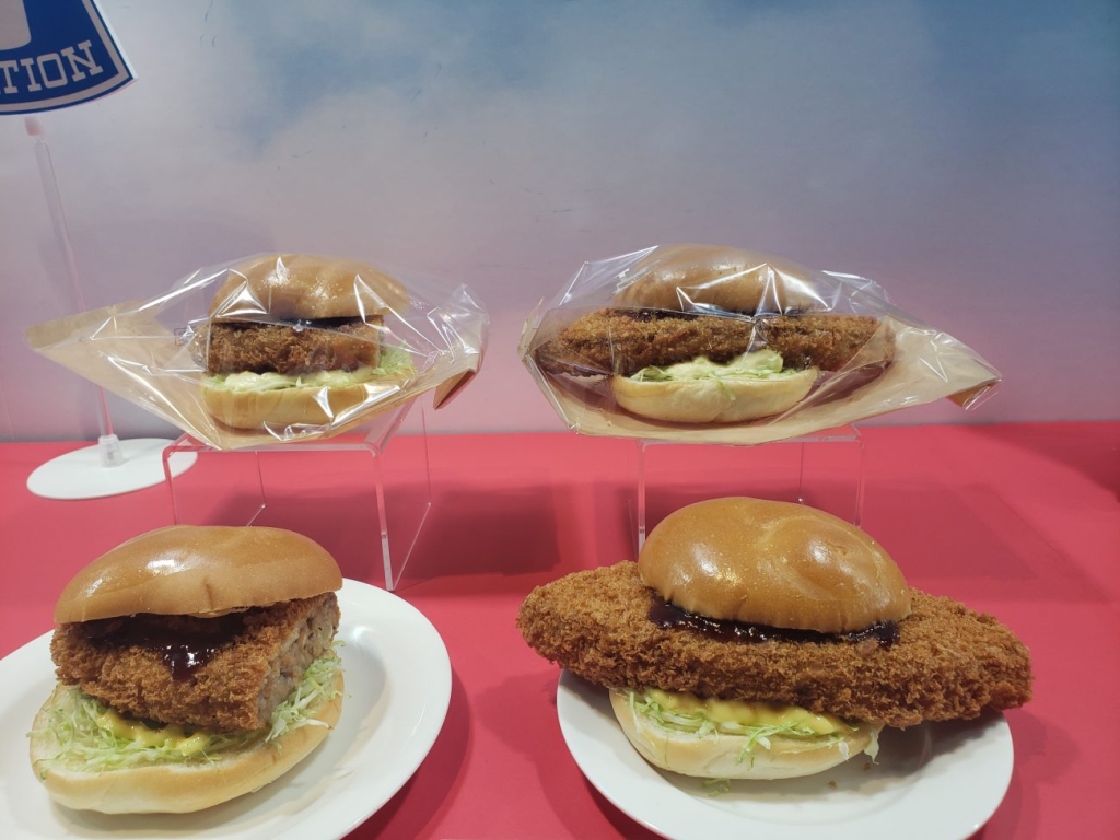 「盛りすぎ!メンチバーガー」など