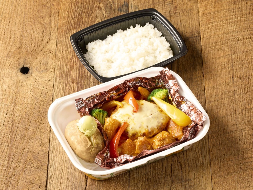 夏野菜のバターチキンカレー包み焼きハンバーグ弁当 1,290円(税込1,393円)