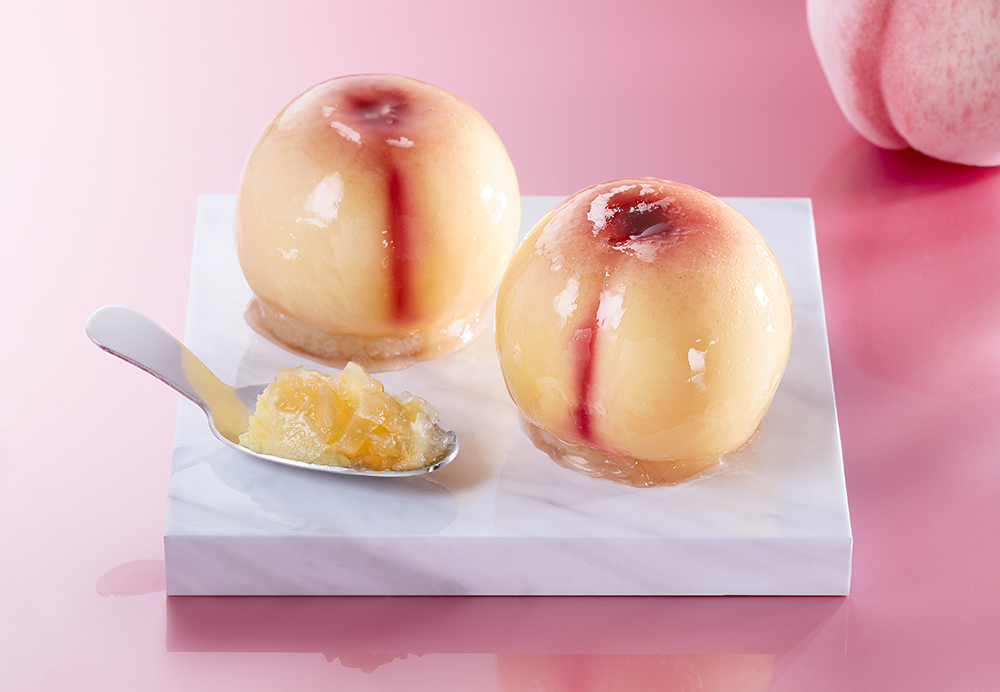 国産桃のコンポートを主役にしたケーキ