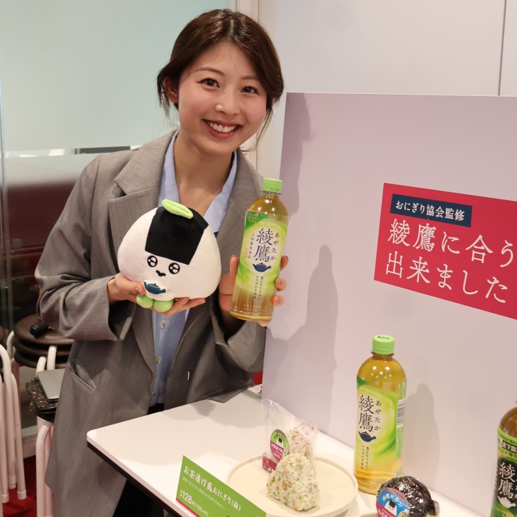 「あや茶丸」と「綾鷹」を手に、“おにぎりには「綾鷹」”を紹介する高村氏